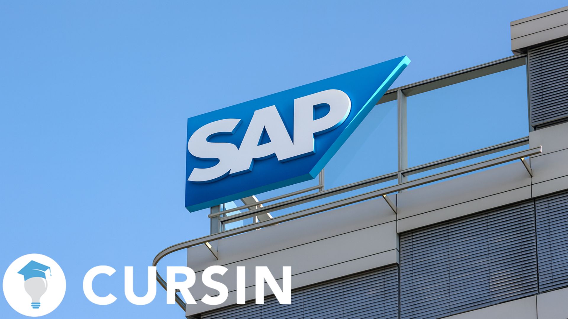 Logo de SAP en edificio moderno bajo un cielo azul, representando innovación empresarial y certificación profesional en análisis de negocios